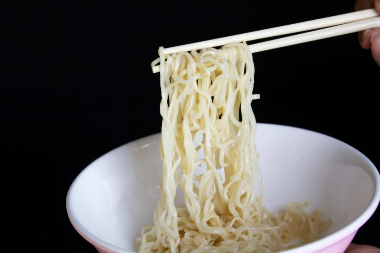 Why Men and Women Salt Their Food Differently